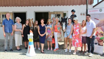 Frauenorganisation Inner Wheel Deutschland und Kinderlachen e.V. spenden Thera-piepferd für traumatisierte Kinder und Jugendliche
