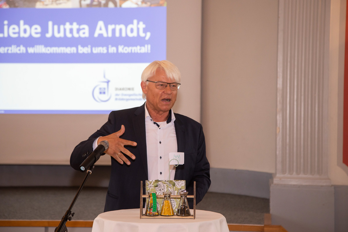 Klaus Andersen erklärt seine symbolischen Geschenke für Jutta Arndt