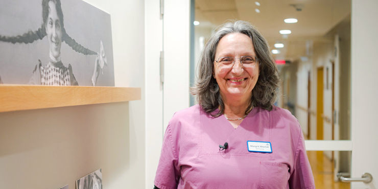 Altenzentrum Korntal: Eine Pflegeheim-Mitarbeiterin lächelt in die Kamera